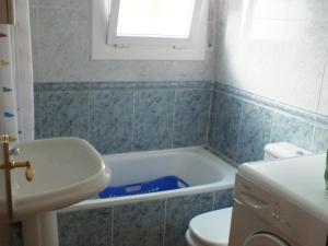 Kúpeľňa v ubytovaní Villa con piscina privada y jardín cerrado en Castelló d'Empúries, ideal para 6-8 personas - ES-204-1