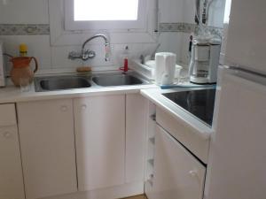 Kuchyňa alebo kuchynka v ubytovaní Villa con piscina privada y jardín cerrado en Castelló d'Empúries, ideal para 6-8 personas - ES-204-1