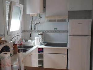 Kuchyňa alebo kuchynka v ubytovaní Villa con piscina privada y jardín cerrado en Castelló d'Empúries, ideal para 6-8 personas - ES-204-1
