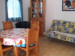 Posedenie v ubytovaní Villa con piscina privada y jardín cerrado en Castelló d'Empúries, ideal para 6-8 personas - ES-204-1