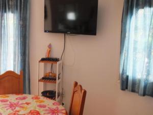 Televízia a/alebo spoločenská miestnosť v ubytovaní Villa con piscina privada y jardín cerrado en Castelló d'Empúries, ideal para 6-8 personas - ES-204-1