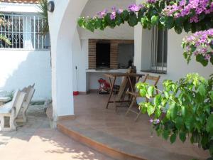 Balkón alebo terasa v ubytovaní Villa con piscina privada y jardín cerrado en Castelló d'Empúries, ideal para 6-8 personas - ES-204-1