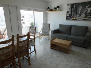 Posezení v ubytování Apartamento en Rosas Santa-Margarita, con vistas al mar, piscina, y acceso directo a la playa - ES-204-42