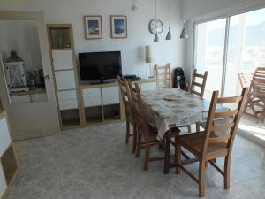 TV a/nebo společenská místnost v ubytování Apartamento en Rosas Santa-Margarita, con vistas al mar, piscina, y acceso directo a la playa - ES-204-42