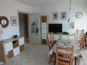 TV a/nebo společenská místnost v ubytování Apartamento en Rosas Santa-Margarita, con vistas al mar, piscina, y acceso directo a la playa - ES-204-42