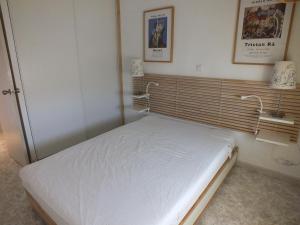 Postel nebo postele na pokoji v ubytování Apartamento en Rosas Santa-Margarita, con vistas al mar, piscina, y acceso directo a la playa - ES-204-42