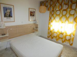 Postel nebo postele na pokoji v ubytování Apartamento en Rosas Santa-Margarita, con vistas al mar, piscina, y acceso directo a la playa - ES-204-42