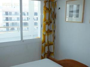 Postel nebo postele na pokoji v ubytování Apartamento en Rosas Santa-Margarita, con vistas al mar, piscina, y acceso directo a la playa - ES-204-42