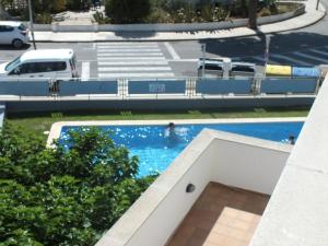 Bazén v ubytování Apartamento para 6 personas con piscina, a 700m de la playa - ES-204-14 nebo v jeho okolí