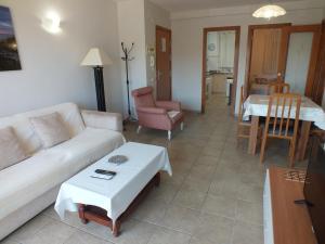 Posezení v ubytování Apartamento para 6 personas con piscina, a 700m de la playa - ES-204-14