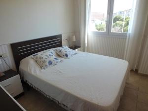 Postel nebo postele na pokoji v ubytování Apartamento para 6 personas con piscina, a 700m de la playa - ES-204-14