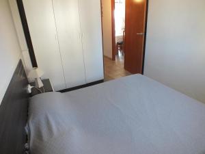 Postel nebo postele na pokoji v ubytování Apartamento para 6 personas con piscina, a 700m de la playa - ES-204-14