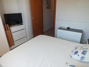TV a/nebo společenská místnost v ubytování Apartamento para 6 personas con piscina, a 700m de la playa - ES-204-14