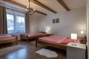 Postel nebo postele na pokoji v ubytování Modrý Dom - Telgárt Resort + 40 fotografií