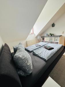 Ένα ή περισσότερα κρεβάτια σε δωμάτιο στο Gemütliche Dachgeschosswohnung -Waldstraßenviertel Leipzig +3 φωτογραφίες