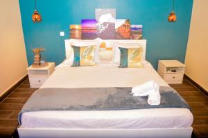 En eller flere senge i et værelse på NEW - Maison Lisy - 10 min walk to beach