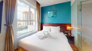 Uma cama ou camas num quarto em Sofia Suite Hotel Danang