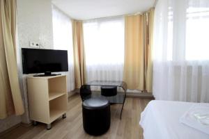 a room with a bed and a desk with a television at simge pansiyon in Istanbul