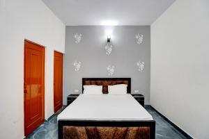 Postel nebo postele na pokoji v ubytování Hotel O Conifer INN