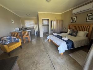 En eller flere senge i et værelse på Lake Grappa Guestfarm + 77 billeder