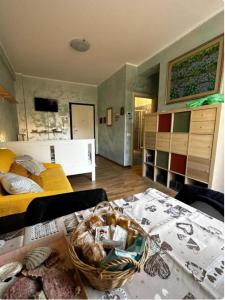 TV a/nebo společenská místnost v ubytování Francesca Apartments Ostia + 19 fotografií