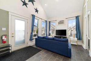 a living room with a blue couch and stars on the wall at The King Eider - 24 Meadow View in Cherry Valley