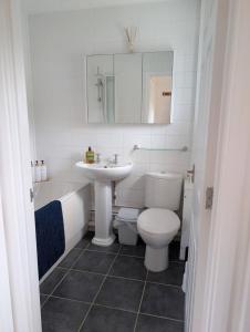 Vannituba majutusasutuses Lovely 1 Bedroom House with Private Garden and Parking