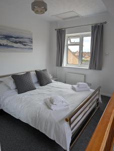 Voodi või voodid majutusasutuse Lovely 1 Bedroom House with Private Garden and Parking toas