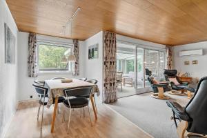 198-Ringkobing-Bogealle-8 في Nørby: غرفة طعام بها طاولة وكراسي