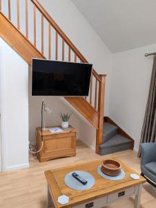 Televiisor ja/või meelelahutuskeskus majutusasutuses Lovely 1 Bedroom House with Private Garden and Parking