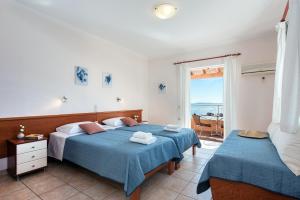 巴尔巴蒂Corfushell Resort Hotel apart的海景卧室内的两张床