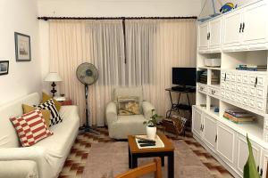 un soggiorno con un divano e un tavolo di CASA DAS MARÉS MILFONTES by Stay in Alentejo a Vila Nova de Milfontes