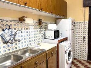una piccola cucina con lavello e frigorifero di CASA DAS MARÉS MILFONTES by Stay in Alentejo a Vila Nova de Milfontes