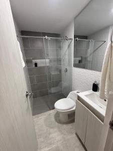 a bathroom with a toilet and a shower and a sink at Descanso cafetero 110 in Circasia