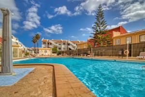 una piscina de agua azul frente a los edificios en LANN Isis, en Arona