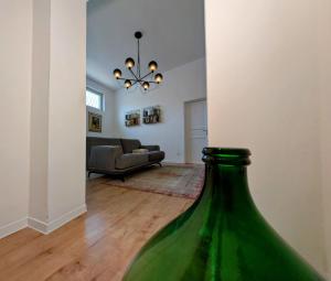 eine grüne Flasche mitten im Wohnzimmer in der Unterkunft Hecate in Mesagne + 2 Fotos