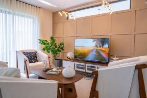 Телевизор и/или развлекательный центр в NOK Classy 3BR Villa by Vistacana Rentals