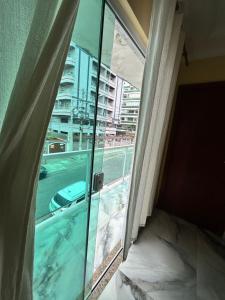 een kamer met een raam met uitzicht op een straat bij Apê Dunas do Forte in Cabo Frio