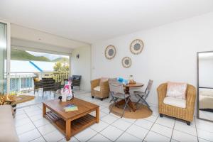 un salon avec une table et des chaises dans l'établissement Jolie Studio Mont Vernon Escape, à Cul de Sac