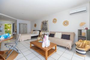 un salon avec un canapé et une table dans l'établissement Jolie Studio Mont Vernon Escape, à Cul de Sac