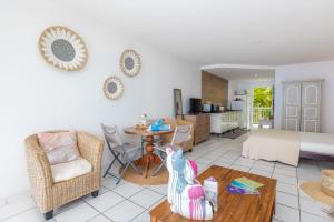 un salon avec un lit et une table dans l'établissement Jolie Studio Mont Vernon Escape, à Cul de Sac