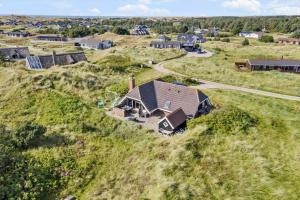 een luchtfoto van een huis op een heuvel bij 2250-Ringkobing-Vestklitvej-25 in Klegod