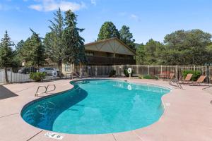 a swimming pool in a yard with a fence at Best Western Pine Springs Inn in Ruidoso Downs