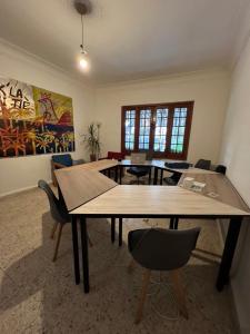 a room with tables and chairs and a painting on the wall at Habitación Martinique Bed&Breakfast 4 personas en la Condesa in Mexico City