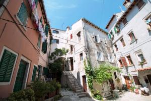 an alley in an old town with buildings at Apartment Piazza Antica in Rovinj