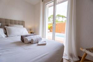 Кровать или кровати в номере Villa Ravel à Capbreton, piscine et détente