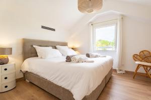 Кровать или кровати в номере Villa Ravel à Capbreton, piscine et détente