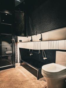 a bathroom with a toilet and a sink at Hostel43 in Estación El Salto +98 photos