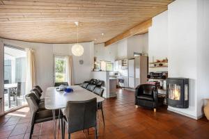 Η κουζίνα ή μικρή κουζίνα στο 524-Hvide-Sande-Kr-Madsens-Vej-53