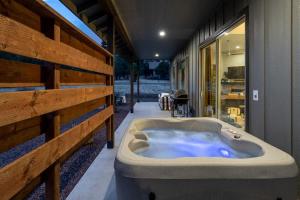 Gallery image of The Pines & Putters Retreat in Williams